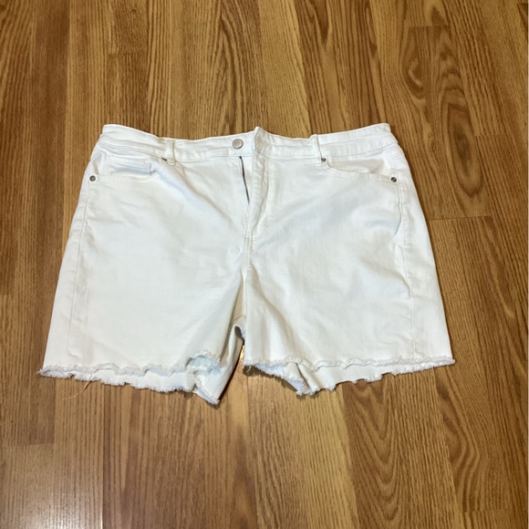 Women’s shorts size 18 color white - Picture 1 of 9